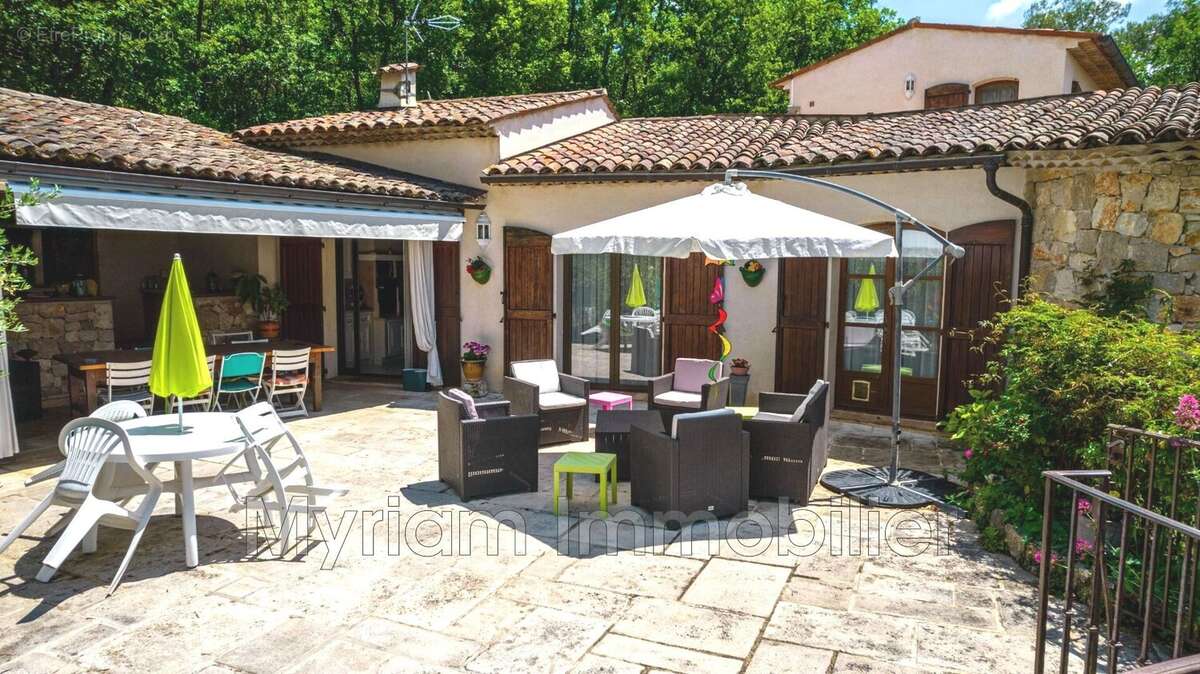 Maison à SAINT-CEZAIRE-SUR-SIAGNE