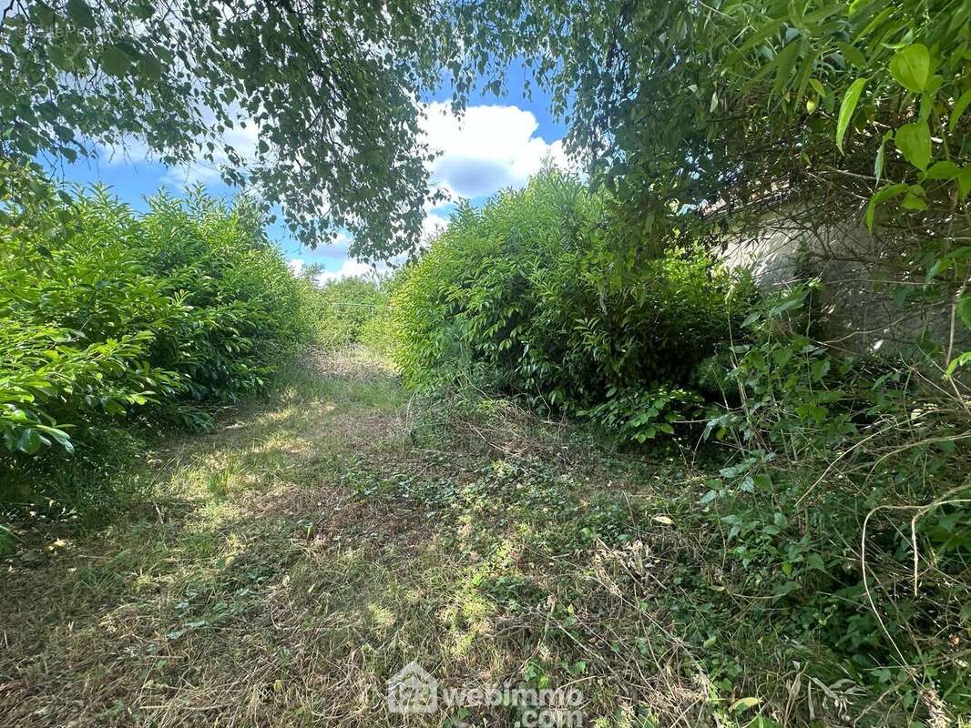 Erigée sur un terrain bien exposé de 401 m²