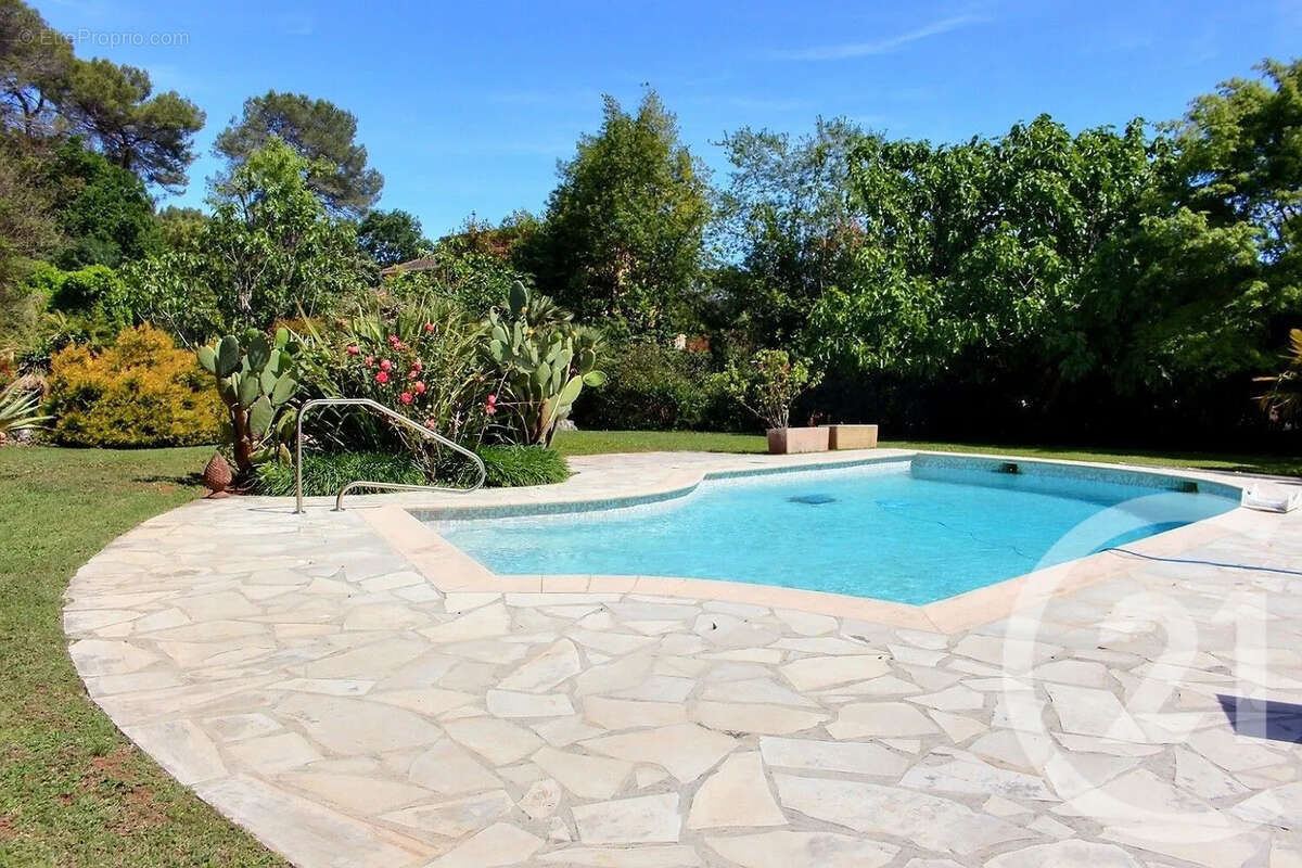 Maison à ROQUEFORT-LES-PINS