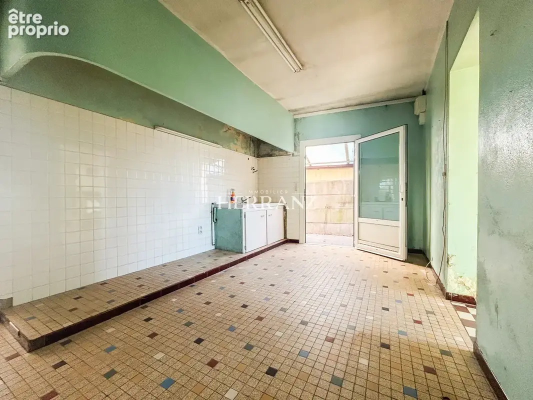 Maison à rénover avec jardin et dépendance. - photo 3