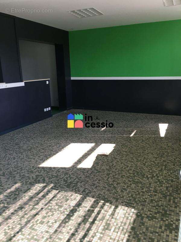 À VENDRE – Bâtiment d'activité d'environ 2 200 m² - photo 3