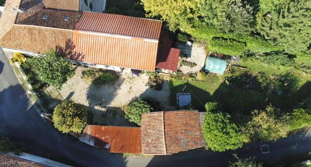 Maison de Caractère avec 5 Chambres Avec Terrain, 6 Minutes d'Aunac-Sur-Charente - photo 5