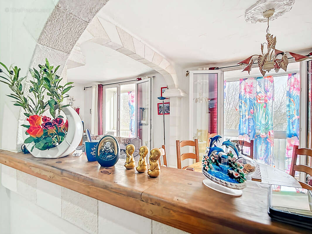 A vendre superbe Appartement 2 pièces de 54 m2  à Marseille - Secteur Bon Secours - photo 2