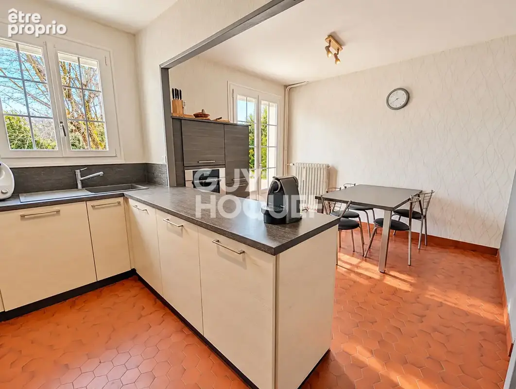 Ecole Valentin, maison 6 chambres, terrain 26 ares - photo 7