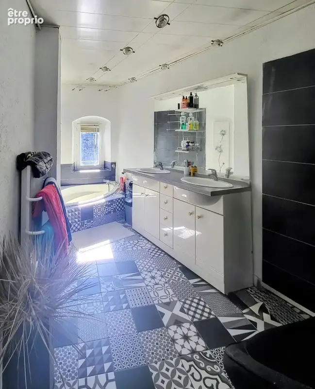 Maison lumineuse avec terrasses, jacuzzi neuf et revenus photovoltaïques - photo 10