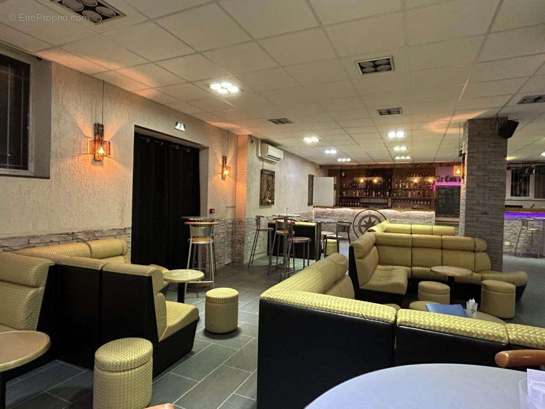 Commerce à L'AIGUILLON