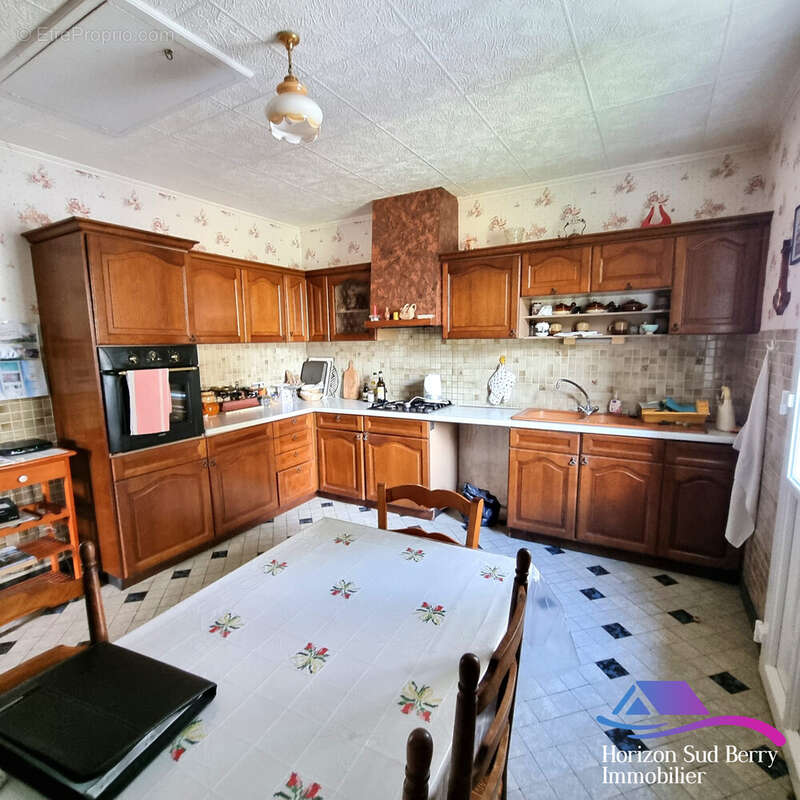 cuisine aménagée avec accès jardin - Maison à SAINT-DENIS-DE-JOUHET