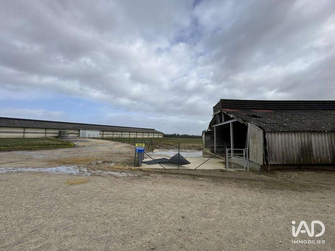 Photo 4 - Commerce à DANGE-SAINT-ROMAIN