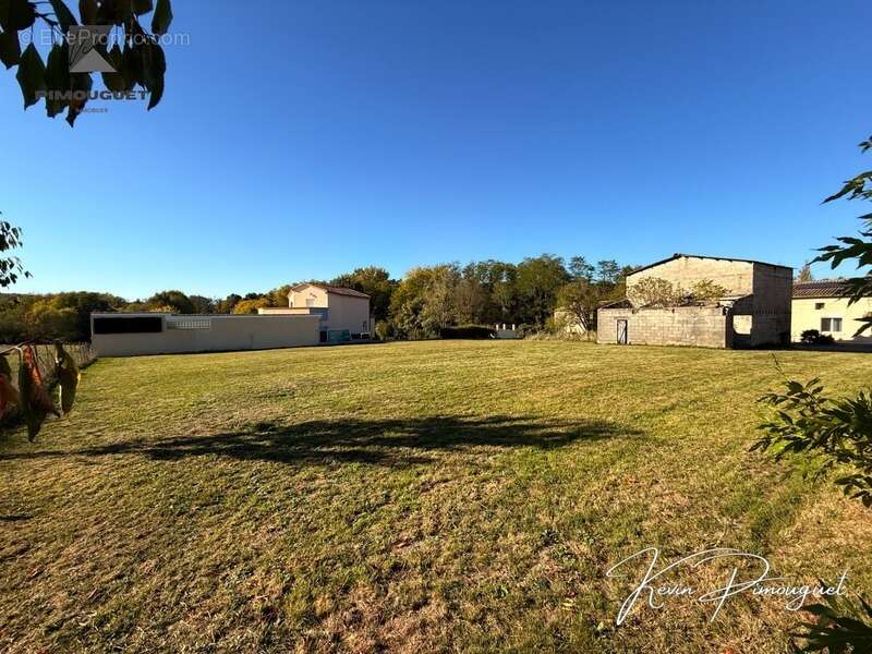 Terrain à LAMOTHE-MONTRAVEL