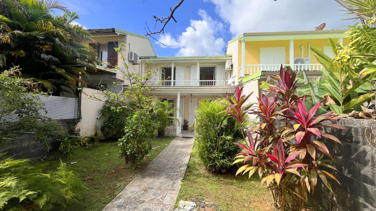Maison à BAIE-MAHAULT