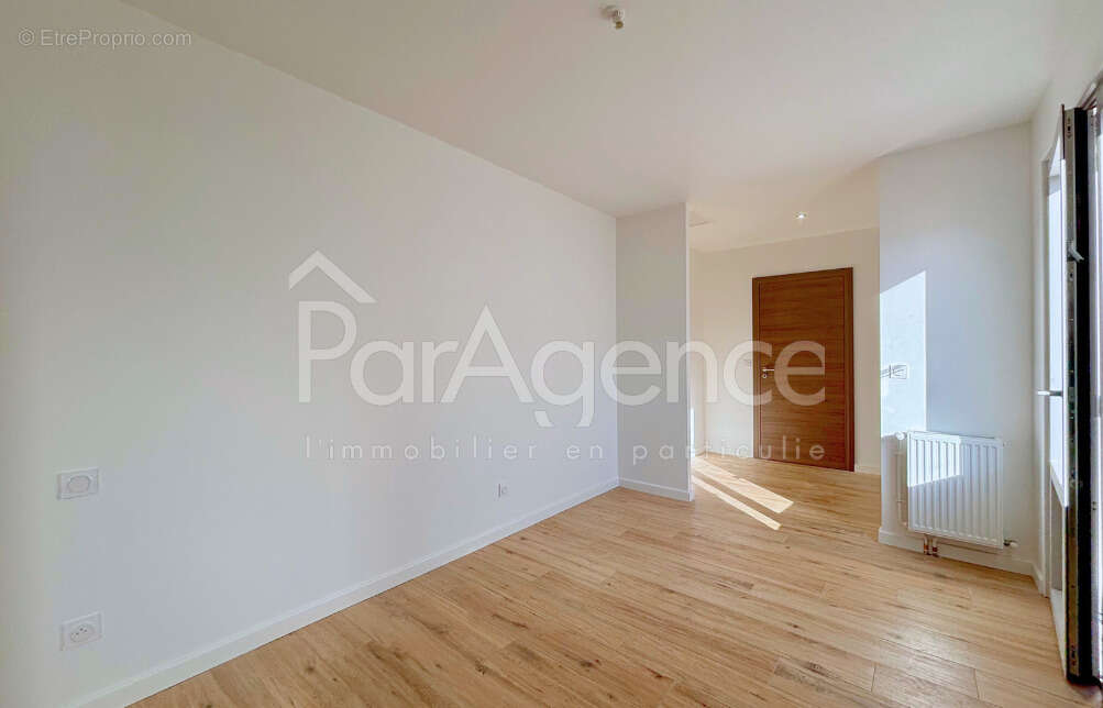 Maison entièrement rénovée - Grand sous-sol - Centre-ville - photo 16