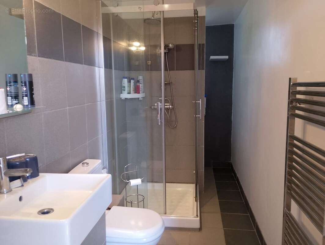 Maison en pierre dans les Hautes-Pyrénées, emplacement isolé, vue montagne, gîte, granges, piscine, salle d&#039;eau de la maison. Stone farmhouse in Hautes Pyrenees, secluded location, mountain view, gite, pool, barn, en suite bathroom - Maison à TOURNAY