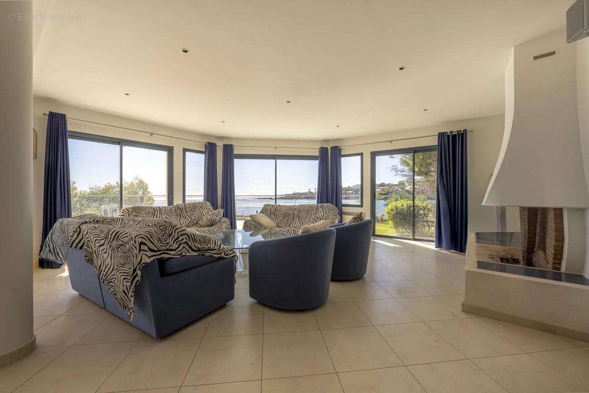 Maison à ROQUEBRUNE-SUR-ARGENS