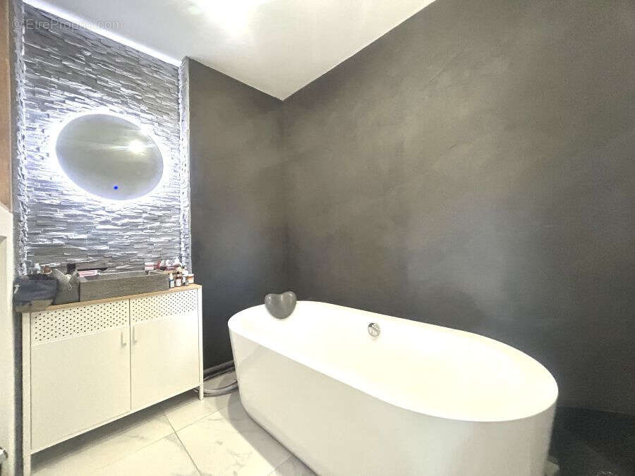 Maison de campagne bénéficiant de beaux volumes bâtie sur 1839m2 avec sa grange attenante à aménager !! - photo 8