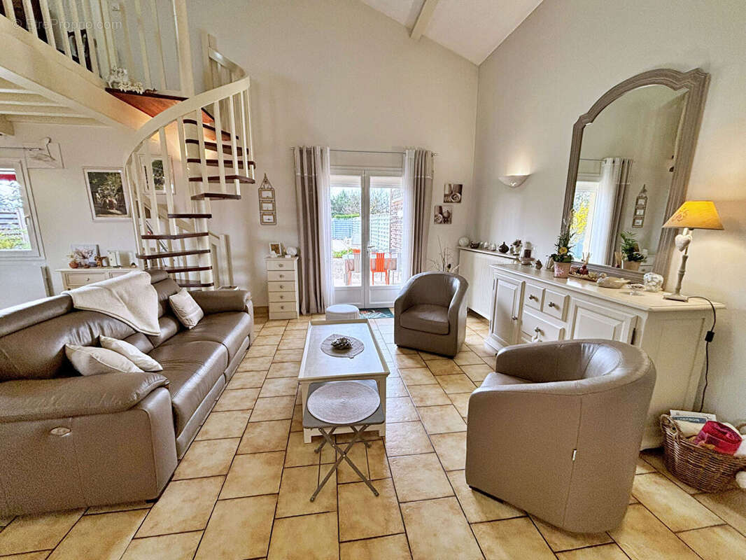 Maison à POUILLY-SOUS-CHARLIEU