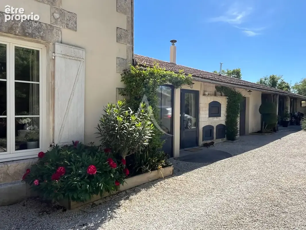 Neuville de poitou belle maison de charme debut xx eme renovee a deux pas du centre ville - photo 4