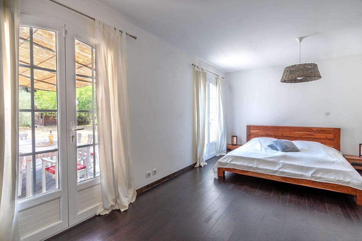Collobrières  Maison de 146 m²  4 chambres  Terrain de 2 890 m²  Piscine - photo 15