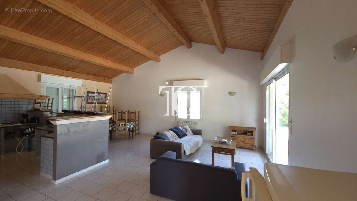 Maison à BERRIAS-ET-CASTELJAU