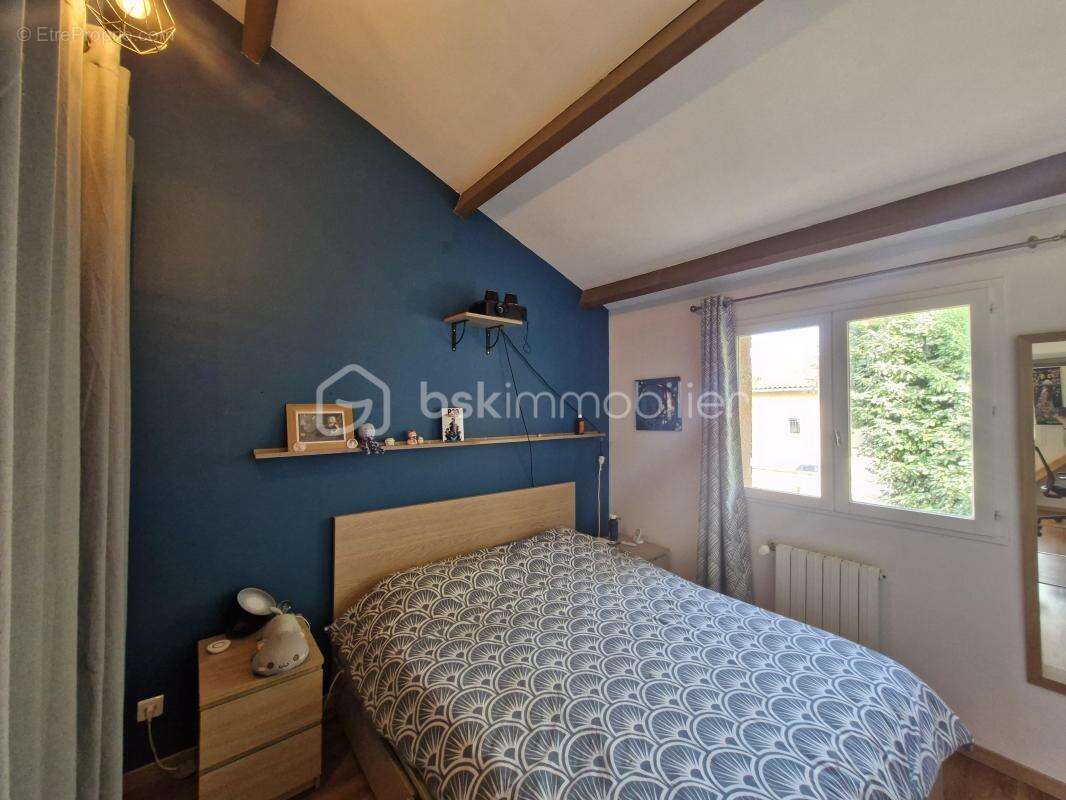 Maison familiale, ou bureaux, 8 pièces, lumineuse, au calme – Avec piscine, jardin, terrasses, grand espace de vie, grand parkin - photo 4