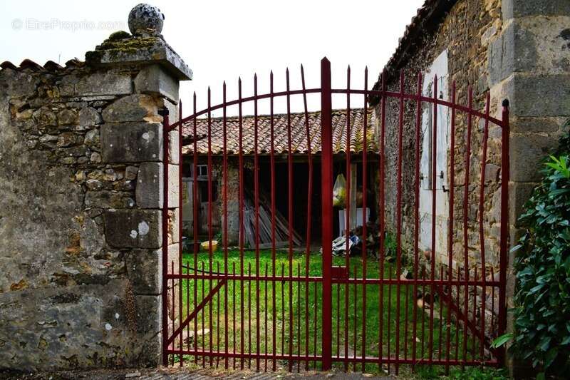 Maison à CHERVES-CHATELARS