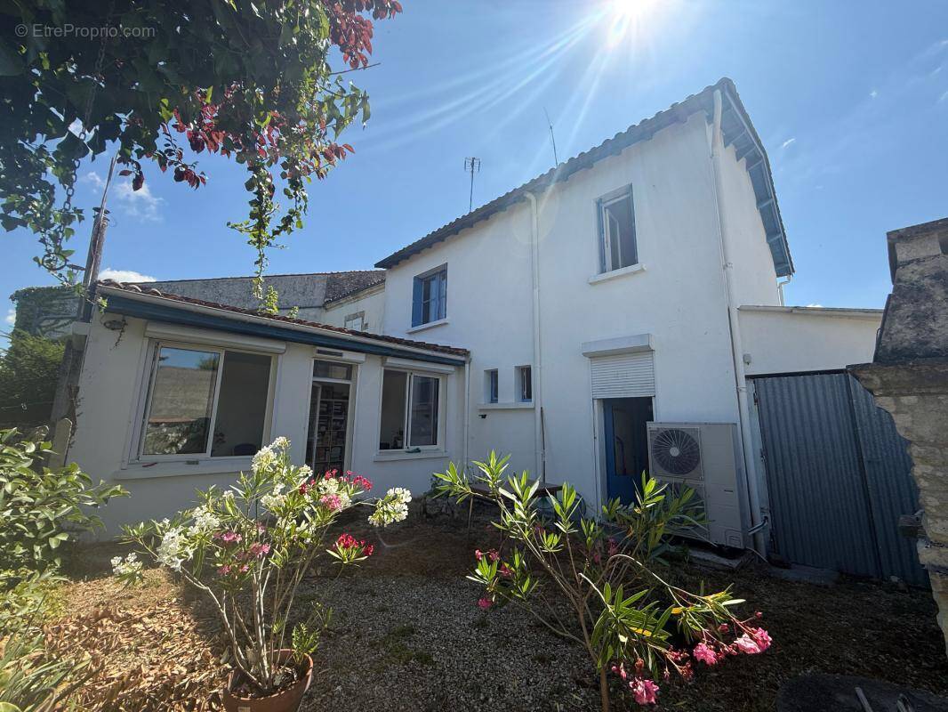 Maison à vendre 6 pièces MATHA (17) - photo 1