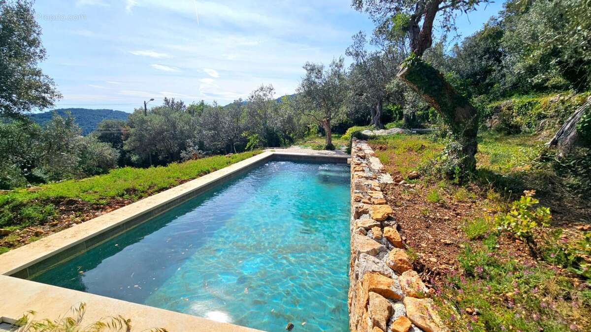 Claviers , Var . Villa contemporaine avec vue dégagée, piscine et terrain de 5800 m² - photo 2