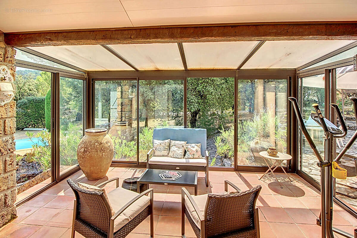 A VENDRE EN EXCLUSIVITE à TOURTOUR Maison de 132 m² + piscine + véranda de 15m² - photo 12