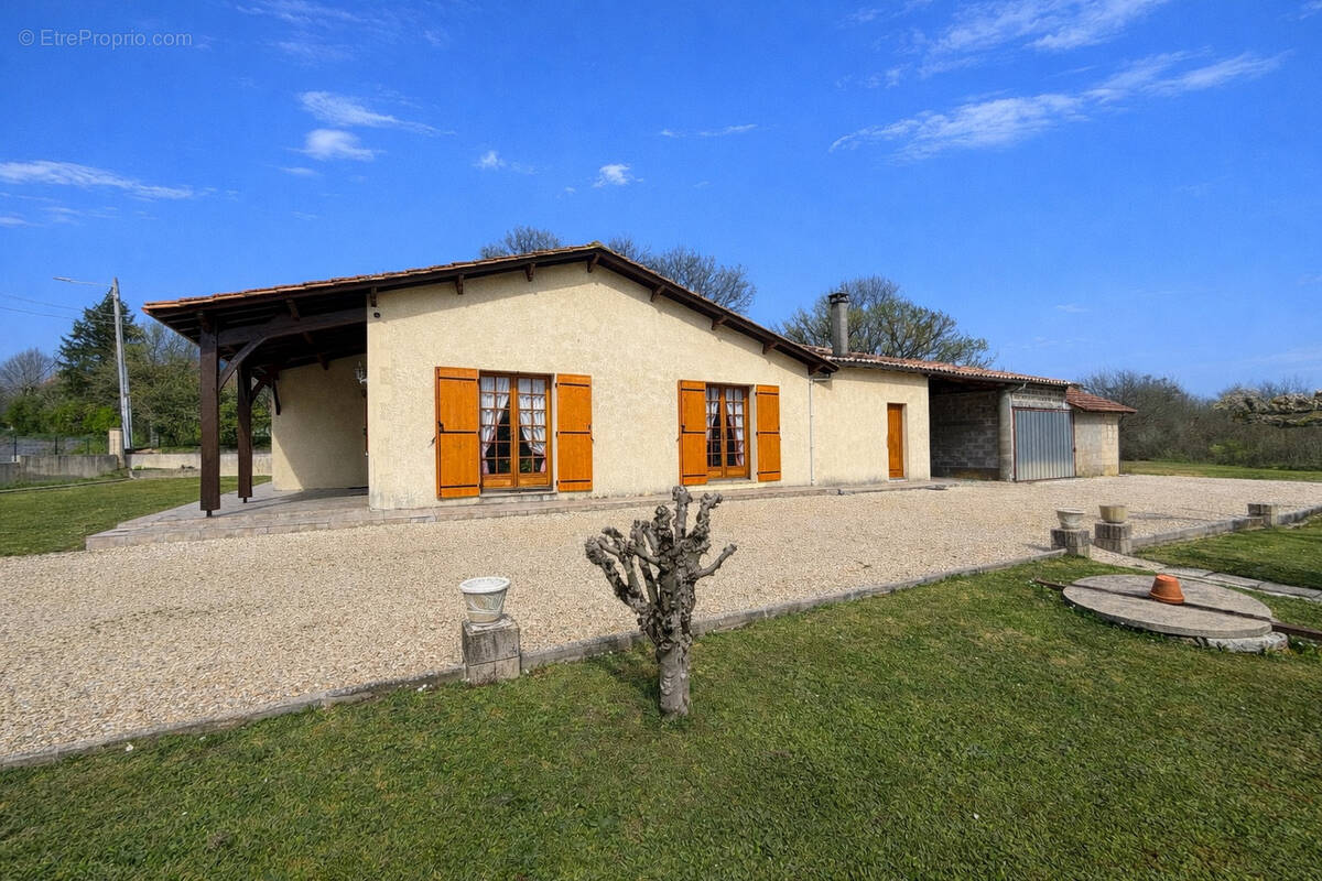 Maison à SAINT-CHRISTOPHE-DE-DOUBLE