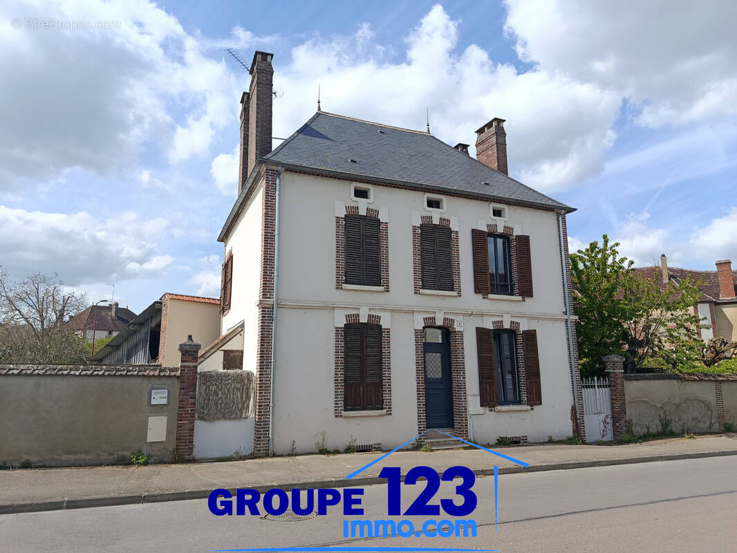 Maison à AILLANT-SUR-THOLON
