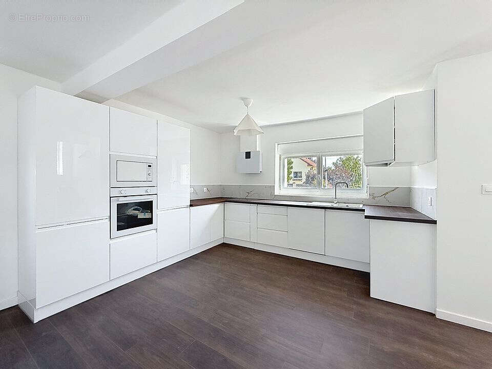 FAMECK   Maison mitoyenne rénovée de 87 m2 - 3 chambres sur 5,59 ares   265 000,- € - photo 2