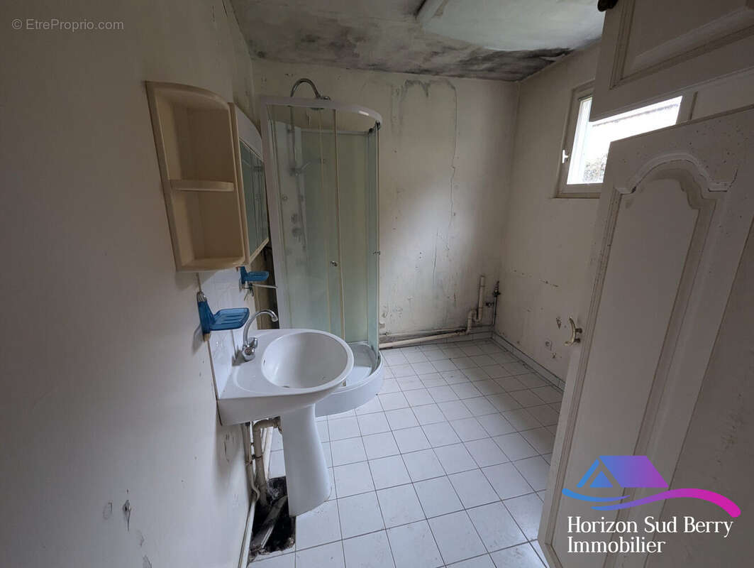 Salle d&#039;eau - Maison à LA CHATRE