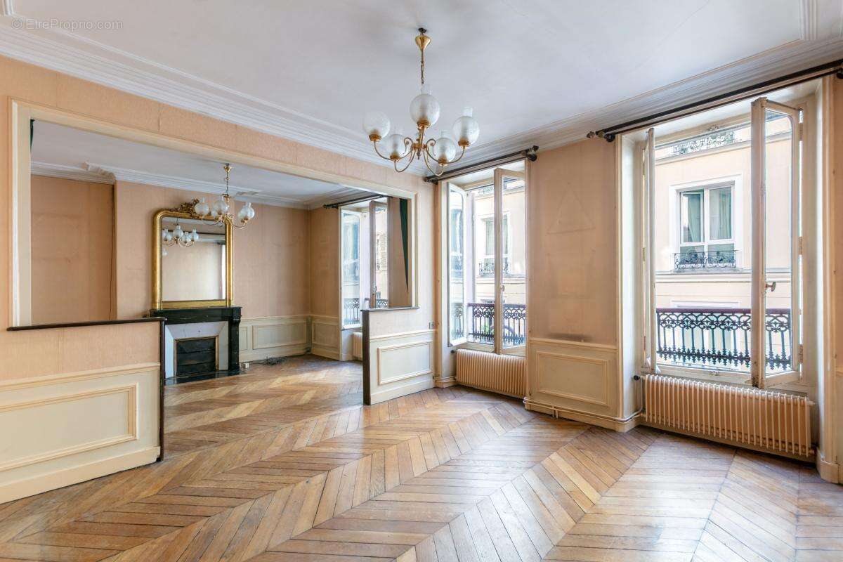 Paris 18e   Appartement de caractère  3 pièces à réinventer - photo 5