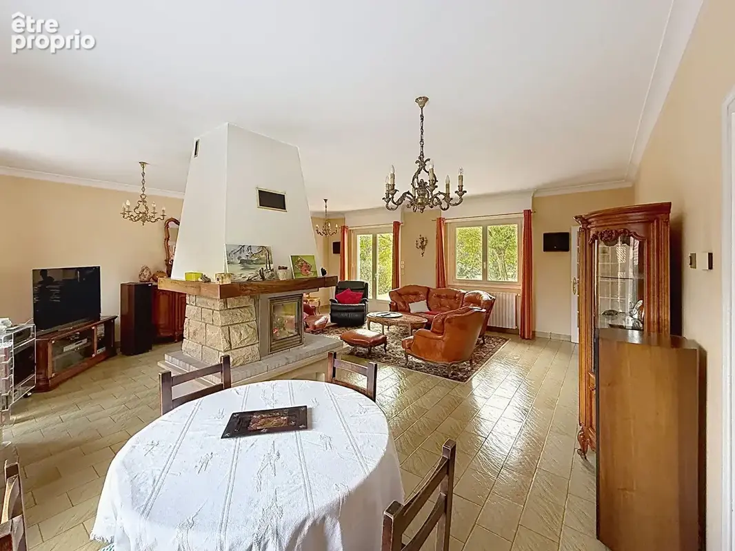 SAINT CYR AU MONT D'OR, maison familiale de 230 m² habitables + 150 m² utiles  sur terrain de  2974m² - photo 11
