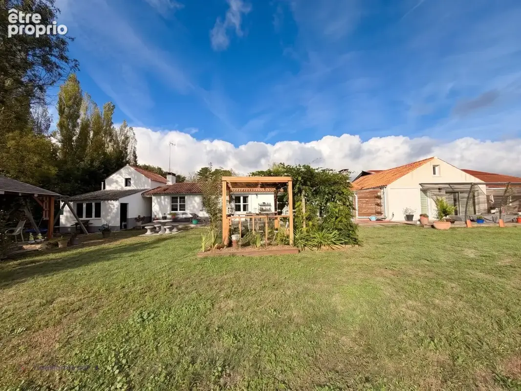 Charmante longère en pierre à vendre à Sallertaine, alliant confort et espace - photo 1
