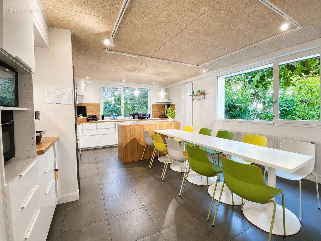 Métros Pt de Saint-Cloud et Pt de Sèvres, CORPIMMO vous propose à la vente un plateau indépendant avec sa grande cour et 15 plac - photo 3