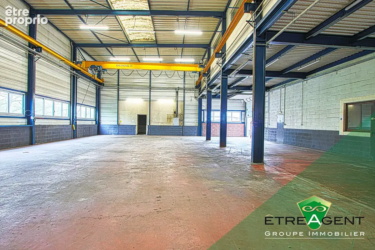 Local commercial 600 m² - atelier + bureaux - photo 2