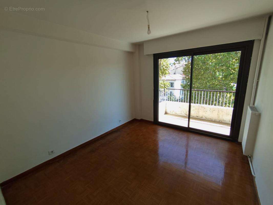 Appartement à MARSEILLE-4E