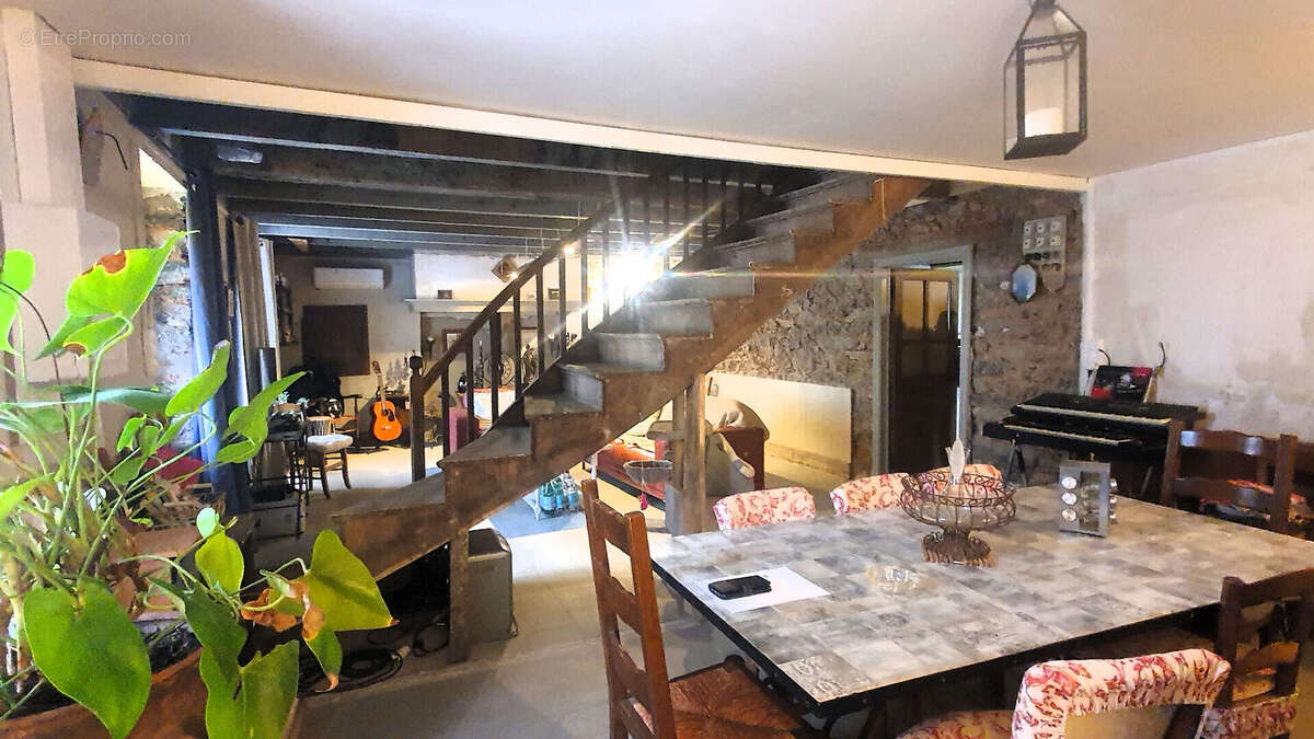 Maison rénovée avec jardin et dépendance  5 chambres possibles  Proche commodités - photo 3