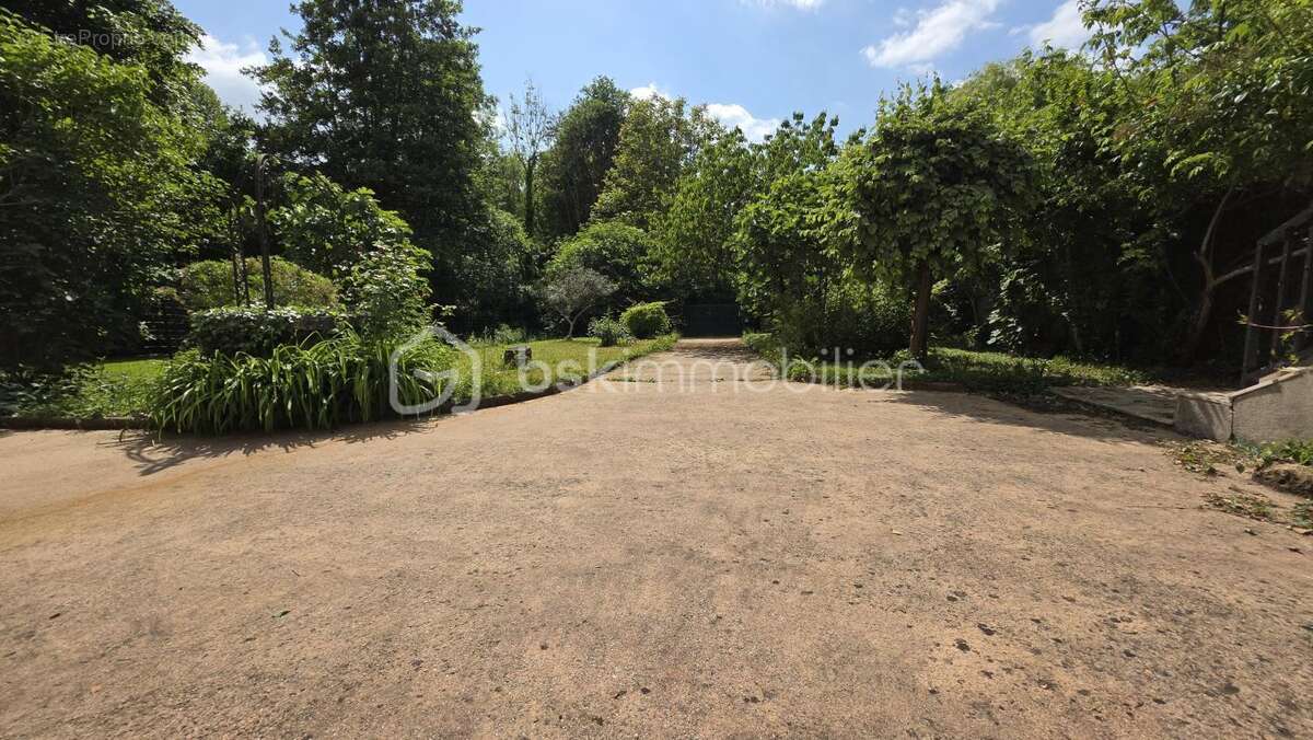 Maison à VARENNES-JARCY