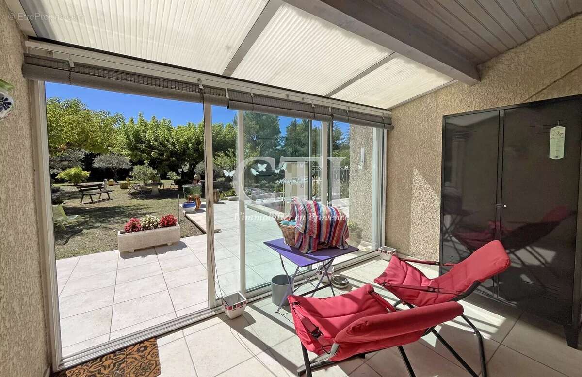 Charmante villa de plain-pied avec beau terrain arboré et clos de 2 627 m² - photo 13