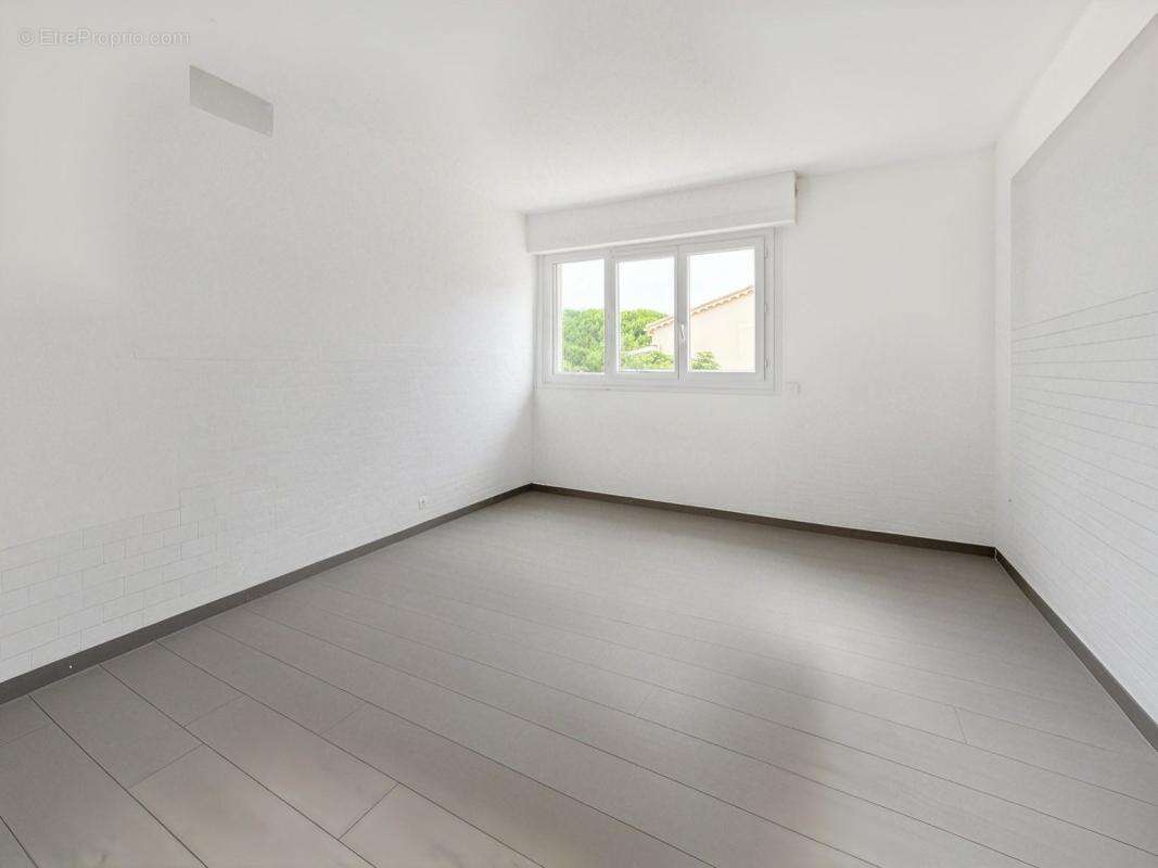 FREJUS F3 63 m² parking cave - photo 5