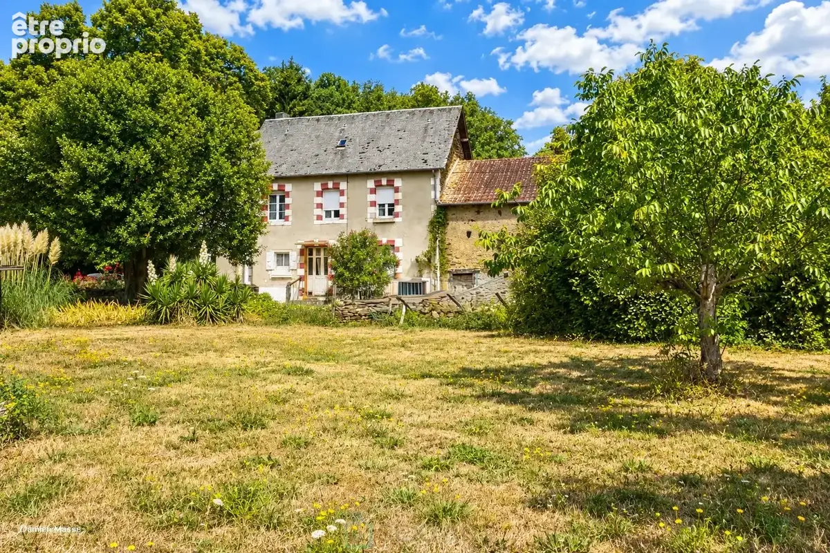 Ancien corps de ferme niché au coeur de 10 hectares de nature verdoyante et préservée, dans le Périgord vert. - photo 3