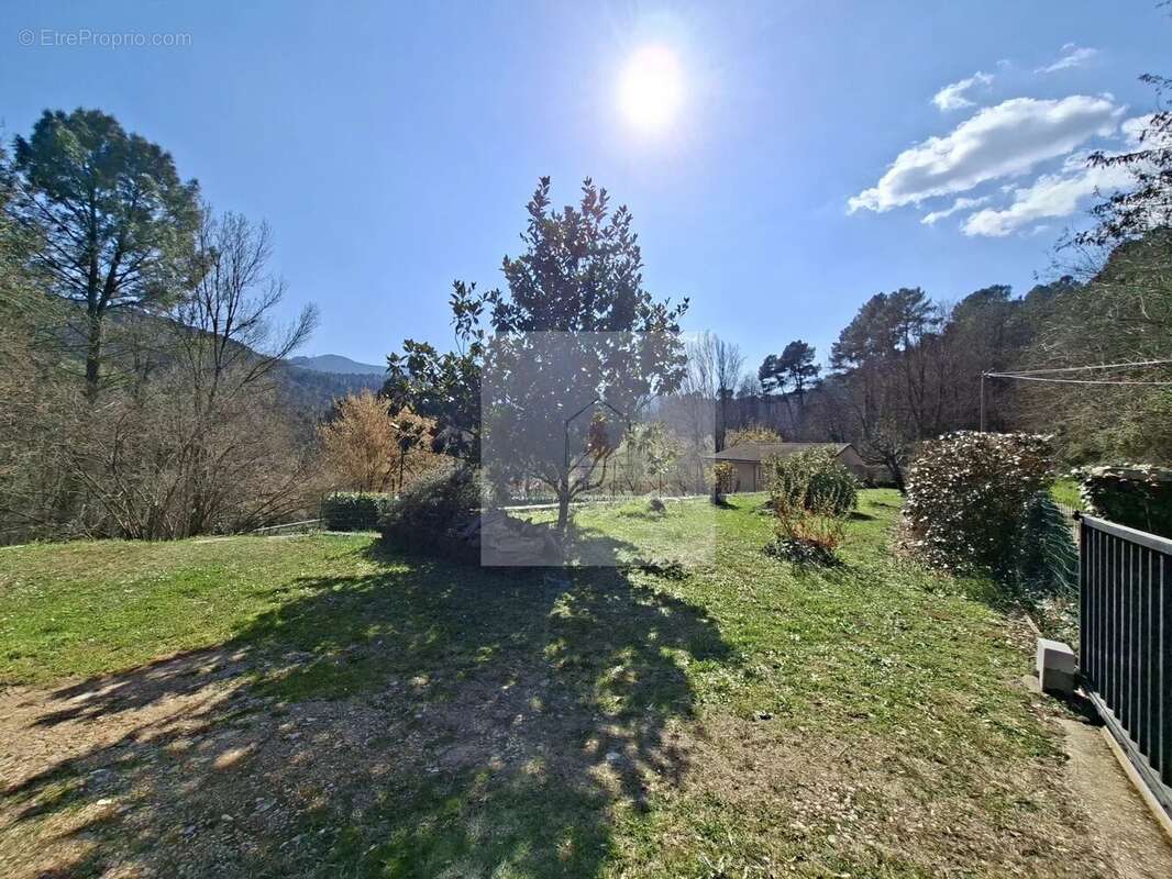 Commerce à LE COLLET-DE-DEZE