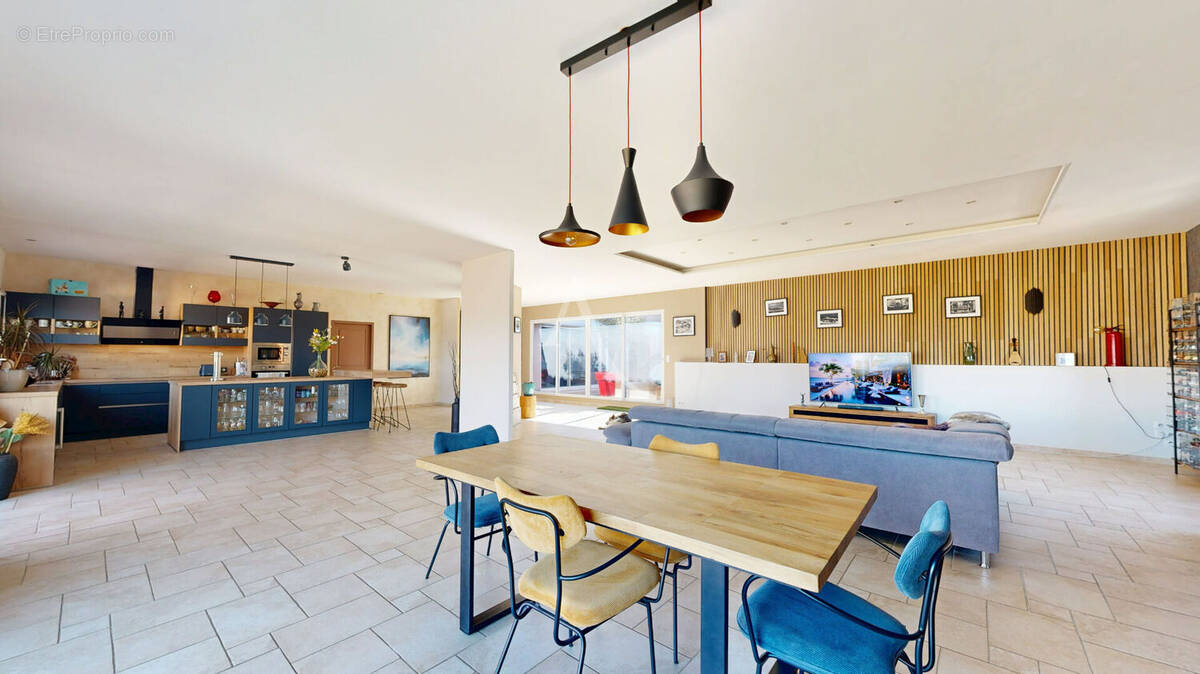 Maison 8 pièces 286 m² · à Coursan · 286 m² · 399 990 €