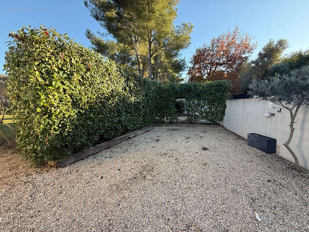 Maison à SAINT-MITRE-LES-REMPARTS