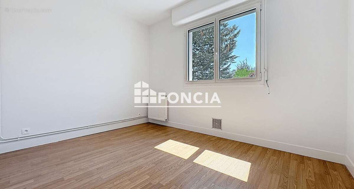 Appartement t4 - 3 chambres - ascenseur - parking - cave - balcon - photo 5