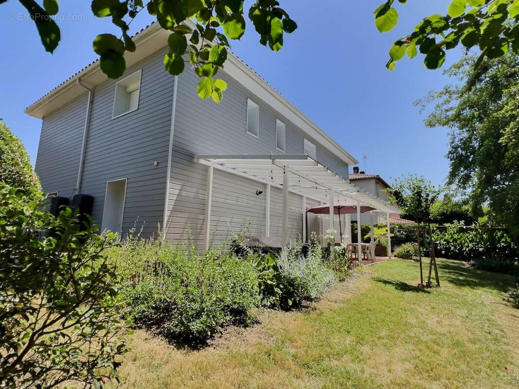 Villeneuve-sur-Lot maison entièrement rénovée avec goût de 142 m² sur un terrain d'environ 650 m². Coup de coeur assuré pour cet - photo 12