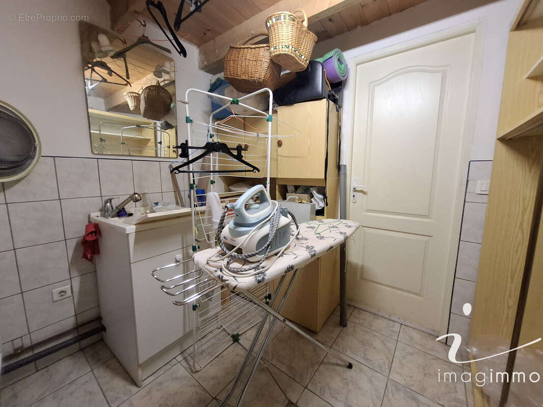 Au calme, découvrez cette villa pleine de charme avec 4 chambres sur une parcelle de plus de 600 m2 dans un éc - photo 12