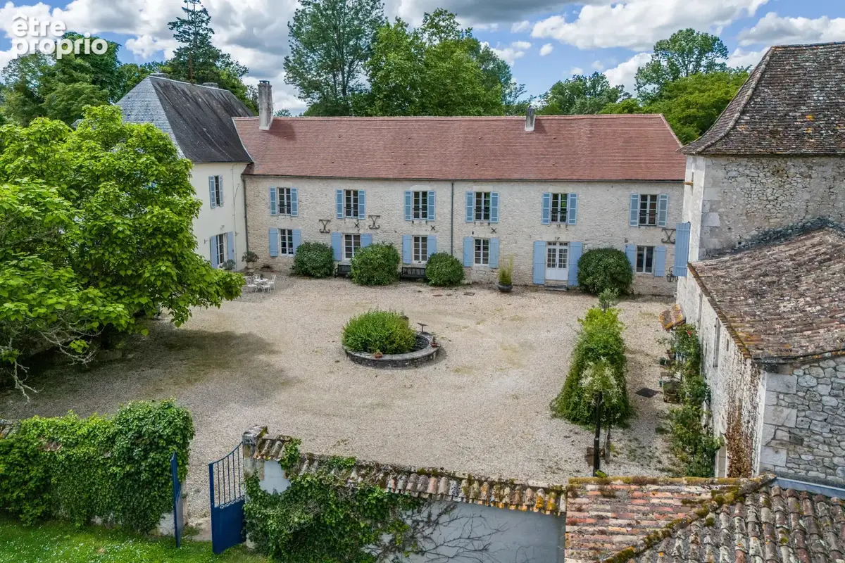 Château avec annexes, piscine, court de tennis et garages - photo 21