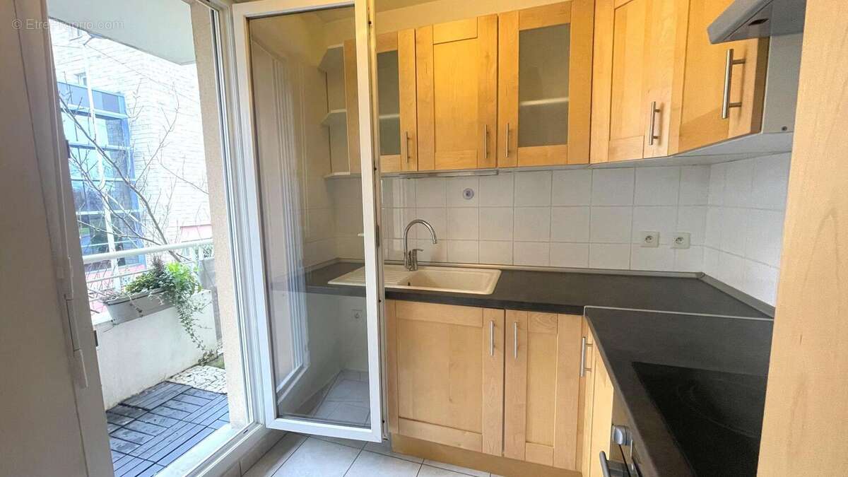 CUISINE SUR BALCON - Appartement à CHANTELOUP-LES-VIGNES